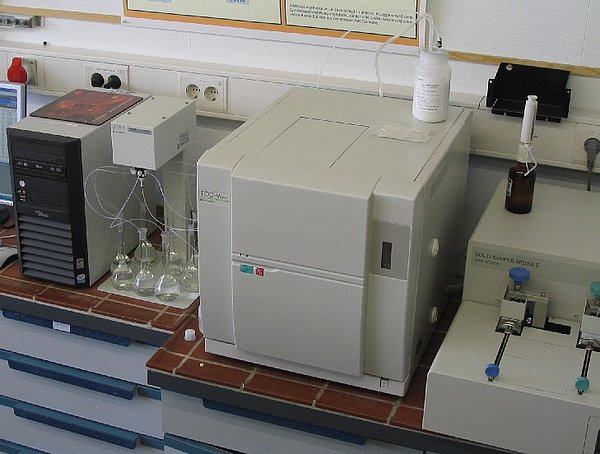 TOC-V unit with solid sample module an 8-fold autosampler for carbon analysis in solid and liquid samples
